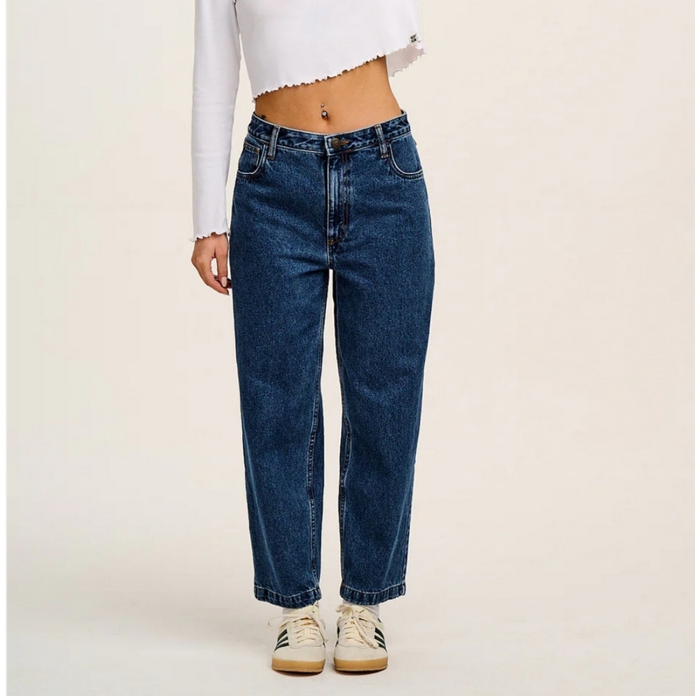 Drew - Cropped Straight Leg Denim Jeans in Mid Wash Blue